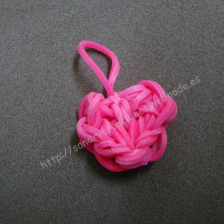 Charm corazon. Realizado con gomitas elásticas a partir de este tutorial https://www.youtube.com/watch?v=Qiqi2_XoB8I&list=PLKr3Mnzf2VSFFMalRmo3t152PjoPIrYIN&feature=share&index=4